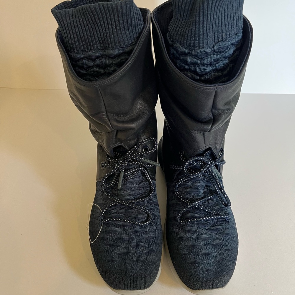 Nike Roshe Two High Flyknit X navy women’s booties. Lightweight. Size 8.5. NWT.